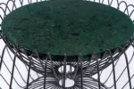 Een close-up van de Bijzettafel Zwart, Groen 37 CM Rond, met een ronde groen gemarmerde bovenkant en een ingewikkelde zwarte metalen draadvoet, tegen een witte achtergrond.