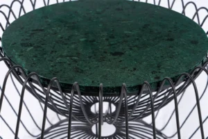Een close-up van de Bijzettafel Zwart, Groen 37 CM Rond, met een ronde groen gemarmerde bovenkant en een ingewikkelde zwarte metalen draadvoet, tegen een witte achtergrond.
