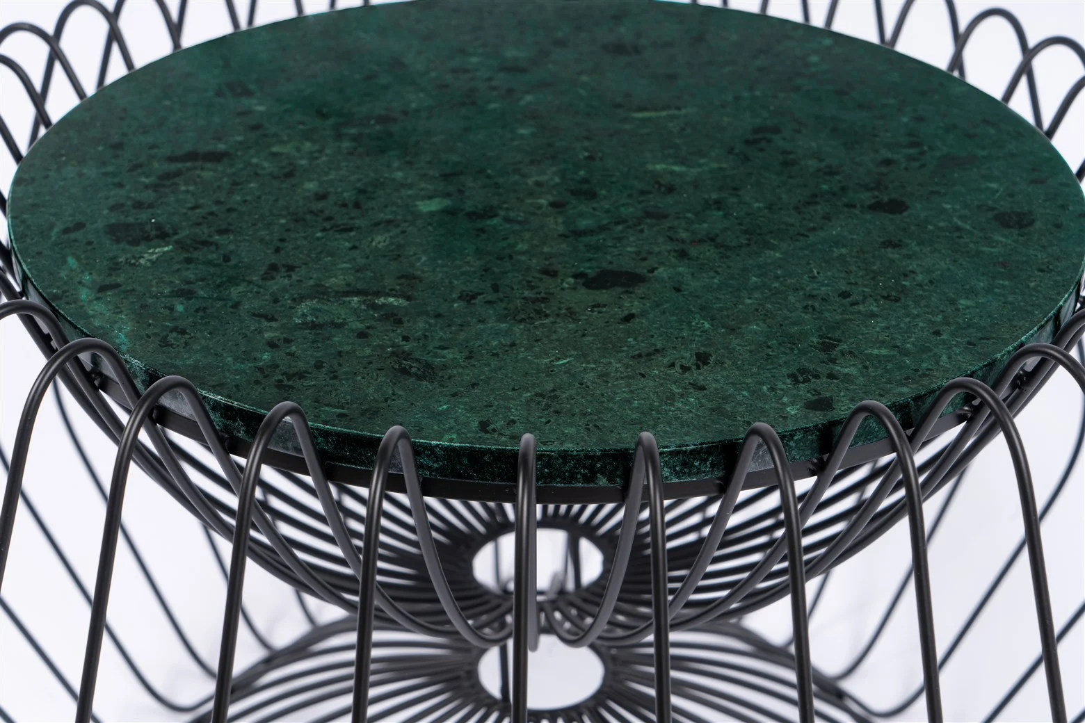 Een close-up van de Bijzettafel Zwart, Groen 37 CM Rond, met een ronde groen gemarmerde bovenkant en een ingewikkelde zwarte metalen draadvoet, tegen een witte achtergrond.