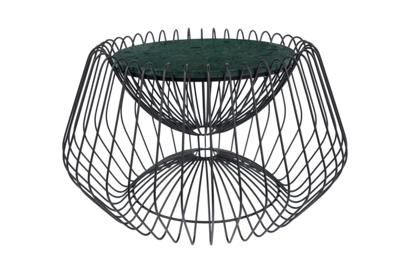 De Bijzettafel Zwart, Groen 37 CM Rond is een moderne bijzettafel met een groen marmeren rond blad en een zwart geometrisch draadframe onderstel met brede, gebogen metalen stangen voor een open, luchtige uitstraling.