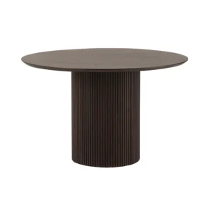 De Eettafel Ø120, Mango Donker Walnoot is een ronde, donkerbruine houten tafel met een glad blad en een dikke, gegroefde cilindrische voet. Het moderne, minimalistische ontwerp steekt mooi af tegen een effen witte achtergrond.
