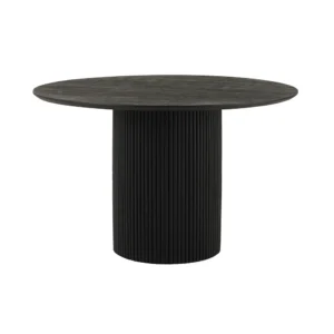 De Eettafel Ø120, Acacia Zwart is een ronde, donkere eettafel met een glad blad en cilindrisch verticaal geribbeld onderstel, afgebeeld tegen een effen witte achtergrond.