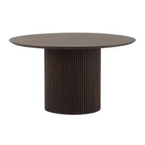 De Eettafel Ø140, Mango Donker Walnoot is een ronde, donkerbruine houten tafel met een glad blad en een brede, cilindervormige voet versierd met verticale groeven, die een modern en minimalistisch ontwerp biedt.