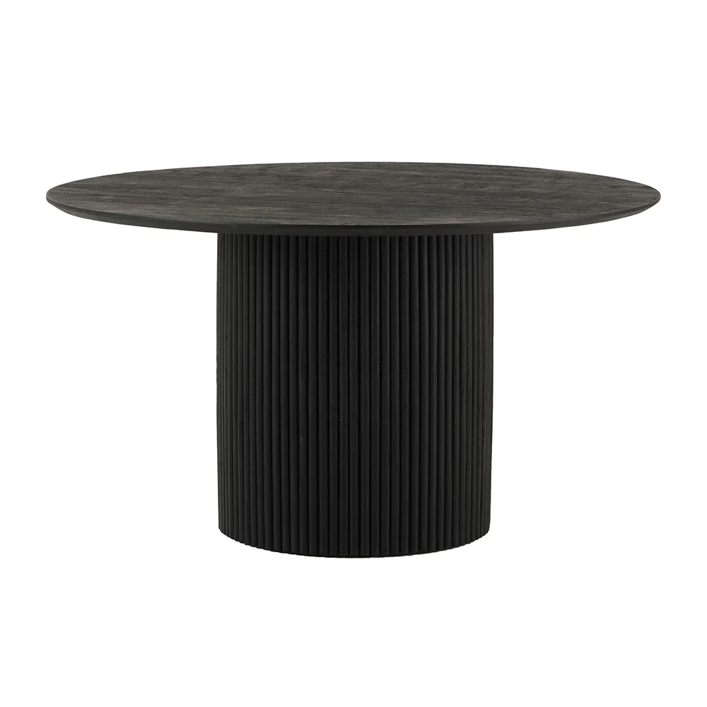 De Eettafel Ø140, Acacia Zwart is een ronde, zwarte tafel met een glad blad en een breed gecanneleerd cilindrisch onderstel, afgebeeld tegen een witte achtergrond.