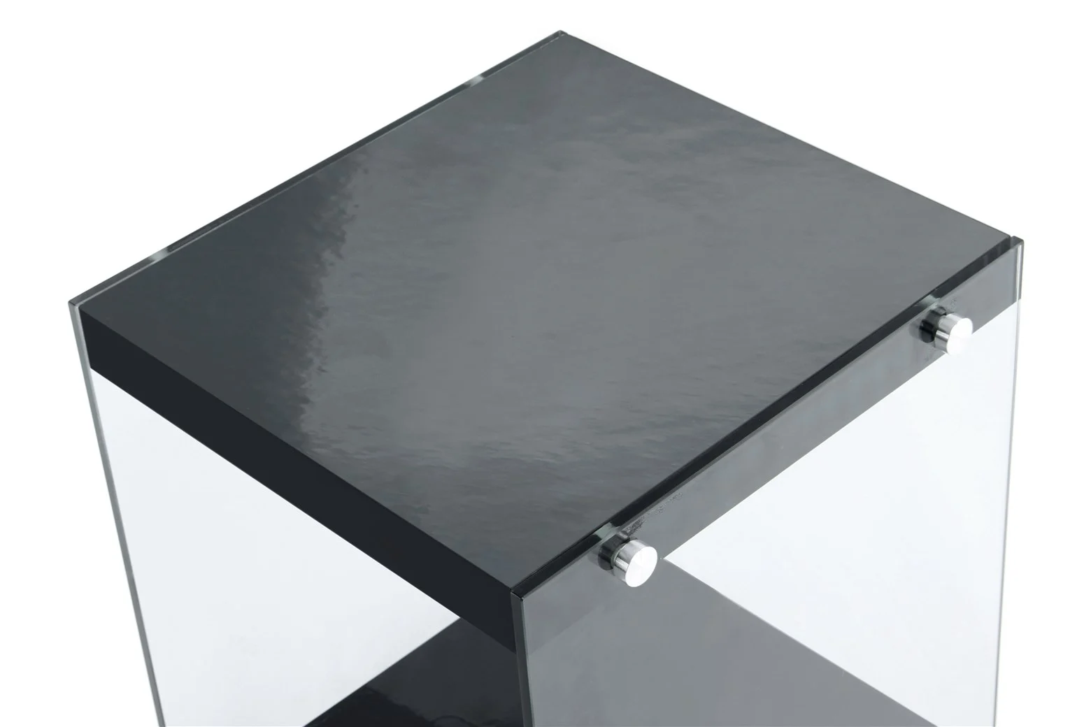 Een close-up van de Bijzettafel Zwart Glas Opbergvak, een moderne vierkante tafel met een blad van donker glas, transparante zijkanten en metalen sluitingen op de hoeken, met een ingebouwd opbergvak.