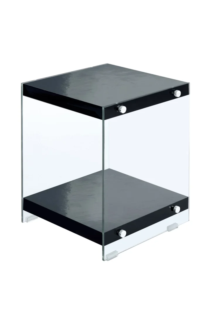De Bijzettafel Zwart Glas Opbergvak is een moderne, minimalistische bijzettafel met een rechthoekig boven- en onderblad van zwart glas, zijkanten van helder glas en zilveren sluitingen op elke hoek.
