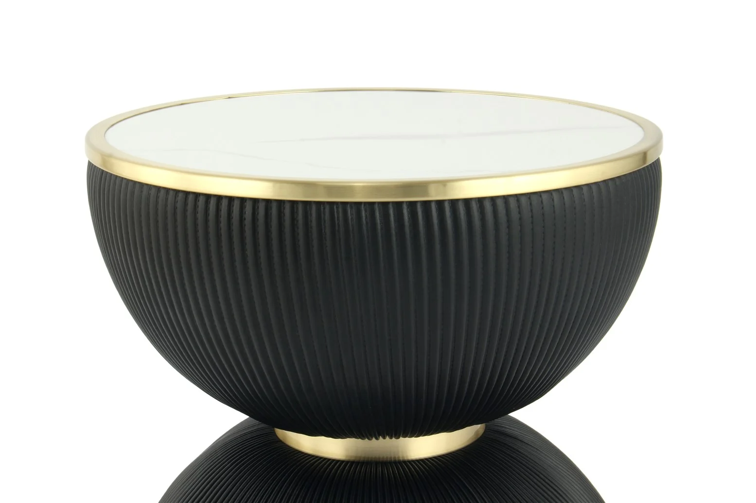 Bijzettafel Zwart Steen Klassiek: een moderne, elegante zwarte ronde bijzettafel met verticale ribbels, een gouden rand en voet en een glad wit blad. Het reflecterende oppervlak voegt verfijning toe aan elke ruimte.