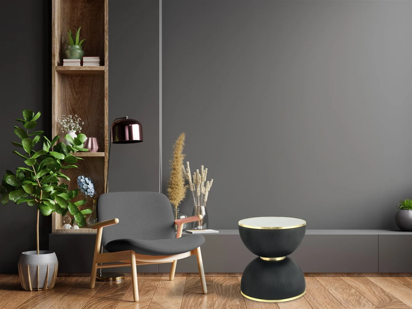 Een moderne woonkamer met een grijze fauteuil, Bijzettafel Zwart Steen Klassiek, planten in potten, houten planken met decor, een donkere accentmuur en een warme houten vloer voor een gezellige minimalistische sfeer.