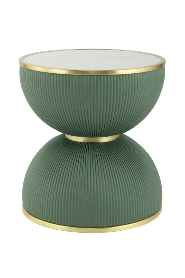 De Bijzettafel Mintgroen 47 x 51 CM Rond heeft een modern ontwerp met een geribbelde mintgroene basis in de vorm van gestapelde schalen, gouden accenten en een ronde bovenkant van witte steen.