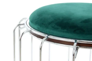 Close-up van de Bijzettafel Zilver MDF Compact, met een modern ontwerp met een rond, pluche groen kussen en een glanzend zilver metalen frame met meerdere gebogen poten.