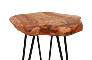 De Bijzettafel Ijzer Compact is een klein tafeltje met een natuurlijk, onregelmatig houten blad en zwarte metalen haarspeldpoten, tegen een witte achtergrond.