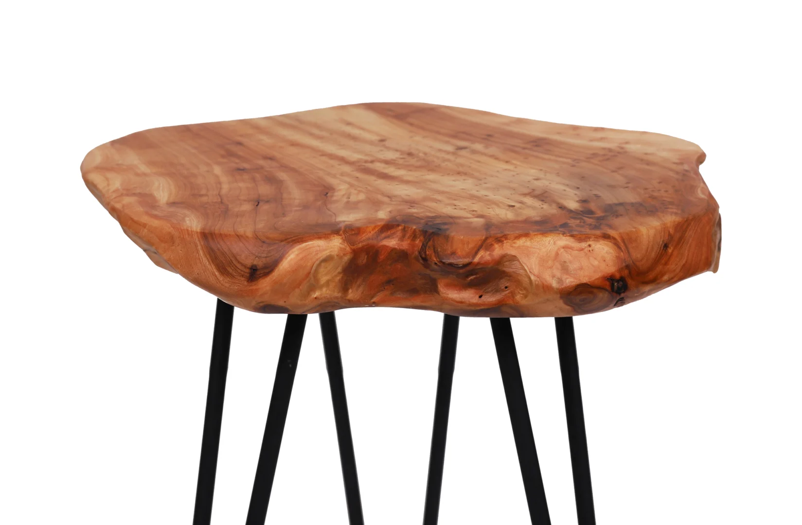 De Bijzettafel Ijzer Compact is een klein tafeltje met een natuurlijk, onregelmatig houten blad en zwarte metalen haarspeldpoten, tegen een witte achtergrond.