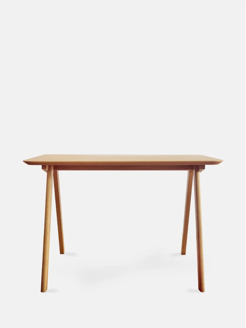 Minimalistisch donker houten bureau voor thuiskantoor. Strak design bureau.