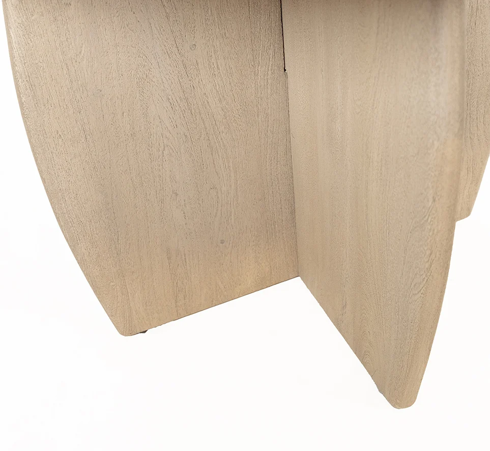 Close-up van het onderstel van de Eettafel Ø120 in Acacia verweerd hout, met kruisende gebogen panelen tegen een witte achtergrond.