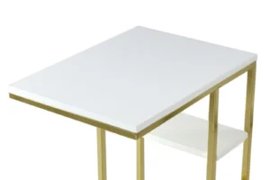 De Bijzettafel Goud van Wit Staal Design heeft een modern wit rechthoekig tafelblad, goudkleurige metalen poten en een kleine witte onderplank, afgebeeld tegen een witte achtergrond.