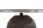 Close-up van het onderstel en de onderkant van de Bijzettafel Zilver, Grijs Rond Ijzer-een ronde metalen tafel met een reflecterend oppervlak en een glanzende, donkere sokkel.