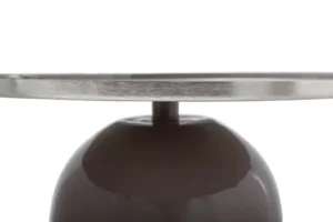 Close-up van het onderstel en de onderkant van de Bijzettafel Zilver, Grijs Rond Ijzer-een ronde metalen tafel met een reflecterend oppervlak en een glanzende, donkere sokkel.