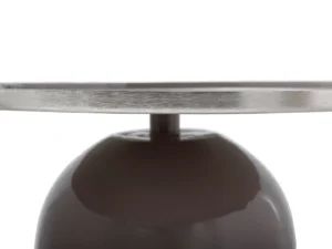Close-up van het onderstel en de onderkant van de Bijzettafel Zilver, Grijs Rond Ijzer-een ronde metalen tafel met een reflecterend oppervlak en een glanzende, donkere sokkel.