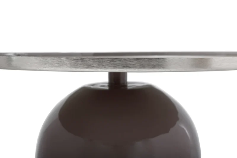 Close-up van het onderstel en de onderkant van de Bijzettafel Zilver, Grijs Rond Ijzer-een ronde metalen tafel met een reflecterend oppervlak en een glanzende, donkere sokkel.