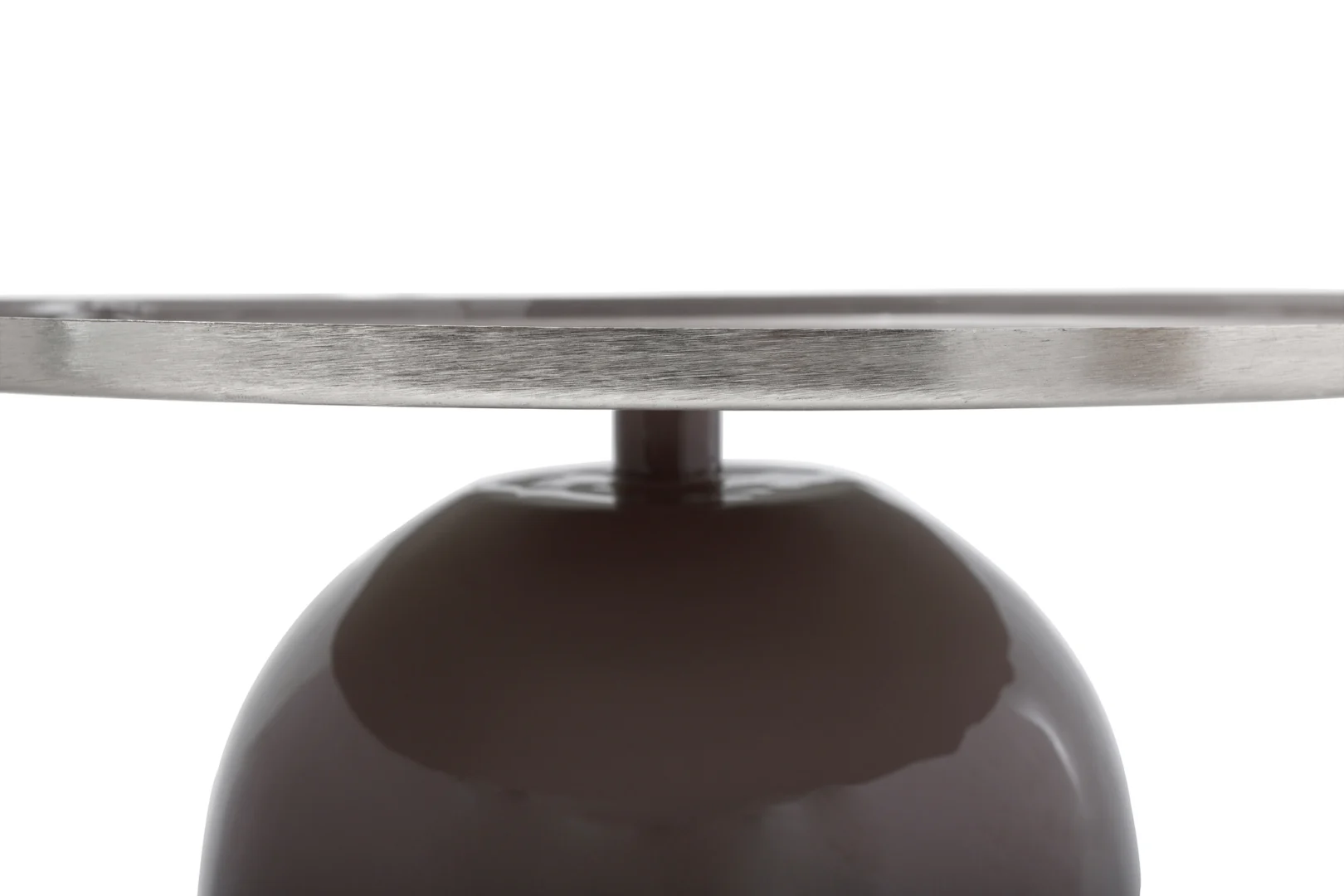 Close-up van het onderstel en de onderkant van de Bijzettafel Zilver, Grijs Rond Ijzer-een ronde metalen tafel met een reflecterend oppervlak en een glanzende, donkere sokkel.