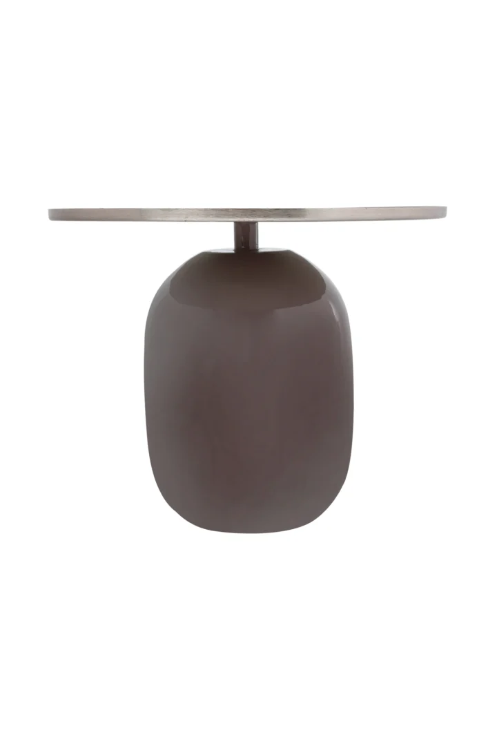 De Bijzettafel Zilver, Grijs Rond Ijzer is een moderne bijzettafel met een glad, rond zilvergrijs ijzeren onderstel en een plat, rond tafelblad in een contrasterende lichtere tint, gefotografeerd tegen een witte achtergrond.