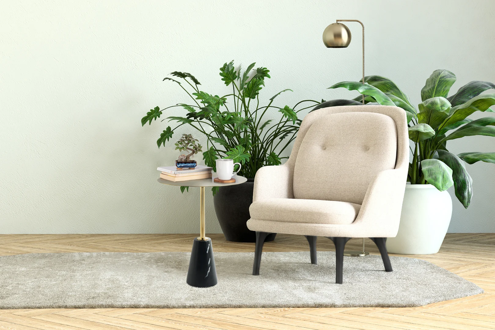 Een gezellige beige fauteuil staat op een grijs vloerkleed naast de Bijzettafel Zwart Rond Marmer, met daarop boeken, glazen en een mok. Daarachter staan twee grote groene potplanten en een gouden staande lamp, waardoor een modern, uitnodigend interieur ontstaat.