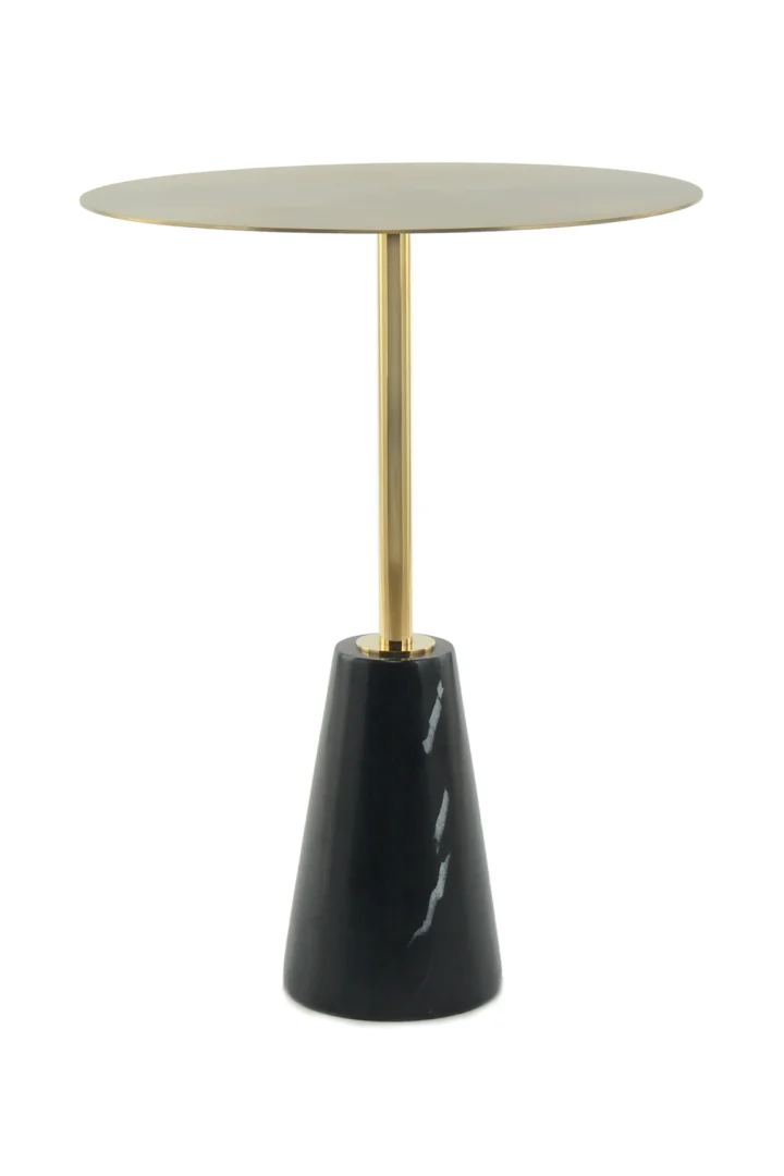 De Bijzettafel Zwart Rond Marmer is een moderne bijzettafel met een rond, goudkleurig blad, een slanke gouden centrale steun en een glanzend zwart, kegelvormig onderstel.