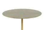 De Bijzettafel Wit Rond Marmer Opbergvak is een minimalistische, ronde tafel van wit marmer met een glad oppervlak, een centrale poot en een opbergvak, tegen een effen witte achtergrond.
