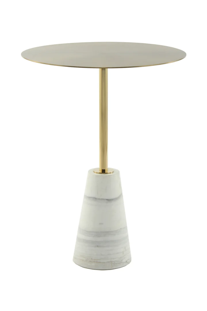 De Bijzettafel Wit Rond Marmer Opbergvak is een moderne ronde bijzettafel met een slank goudkleurig metalen blad en stam, op een conisch wit marmeren onderstel, afgebeeld tegen een witte achtergrond.