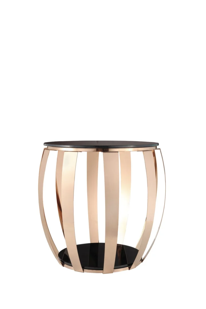 De Bijzettafel Goud Staal Compact is een moderne bijzettafel met een rond zwart glazen blad en onderstel, geaccentueerd door brede, gebogen goudstalen poten die verticaal rond de zijkanten staan.