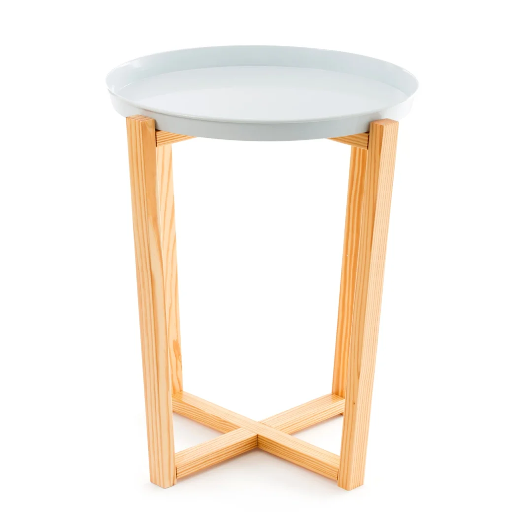 De Bijzettafel Wit Grenenhout Design is een kleine, ronde bijzettafel met een licht houten X-vormig onderstel en een glad wit cirkelvormig tafelblad, afgebeeld tegen een witte achtergrond.