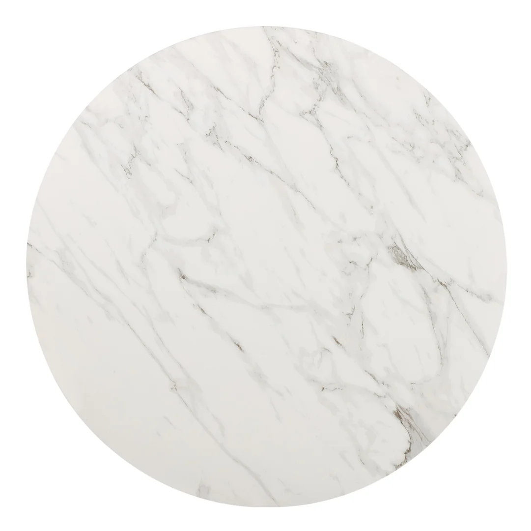 De Winston stenen blad metalen onderstel ronde eettafel in haver melk en champagne heeft een rond wit marmeren blad met subtiele grijze adering in een natuurlijk, organisch patroon.