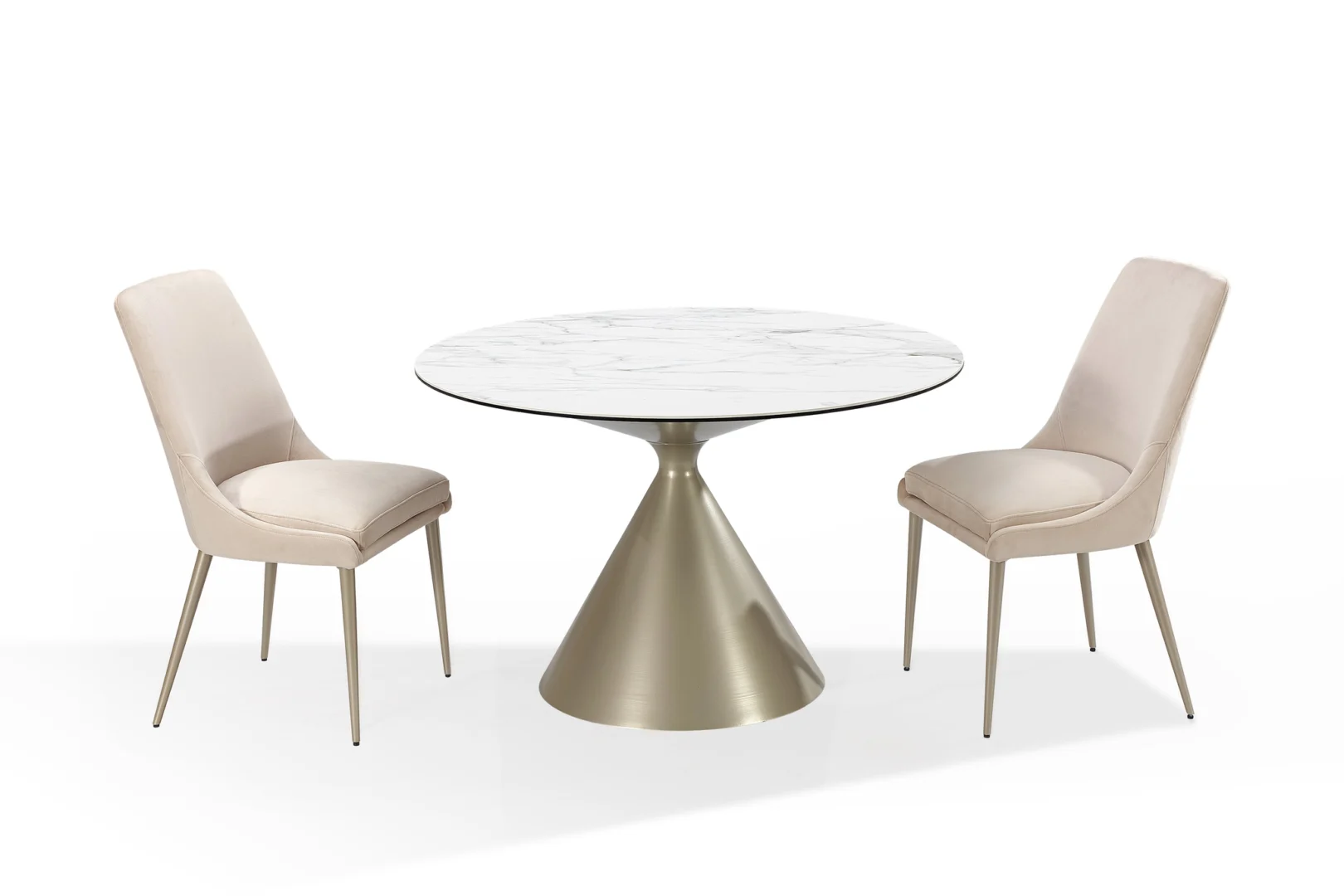 De Winston stenen blad metalen onderstel ronde eettafel in haver melk en champagne staat met een marmeren blad en een gouden kegelvormig onderstel, gekoppeld aan twee beige beklede stoelen met metalen poten, allemaal tegen een witte achtergrond.