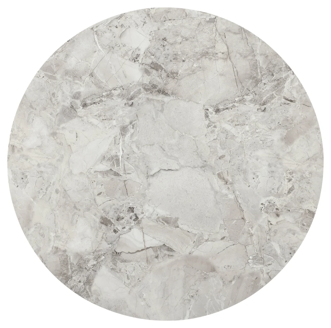 De Winston stenen blad metalen onderstel ronde eettafel in Grigio heeft een ronde plaat van lichtgrijs en wit marmer, met natuurlijke adering en unieke oppervlaktepatronen.