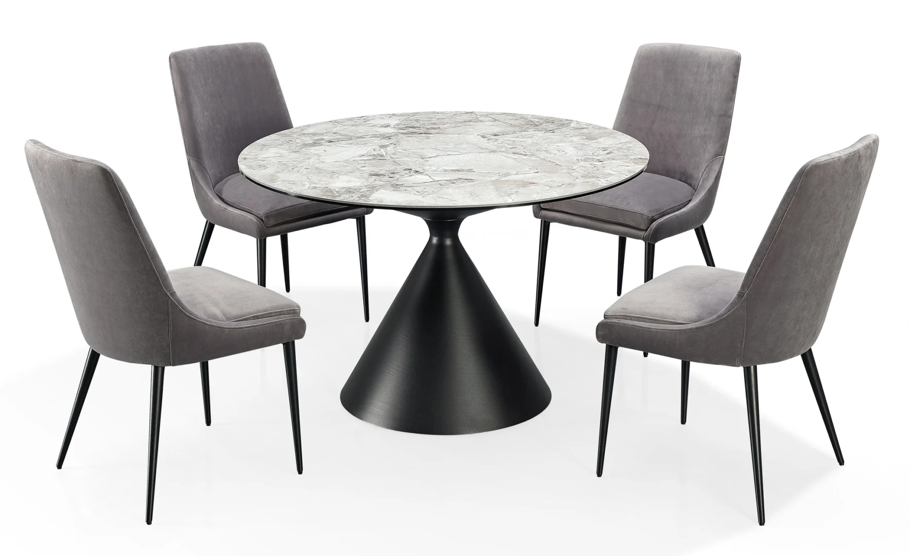 Een Winston stenen blad metalen onderstel ronde eettafel in Grigio met een zwart onderstel staat omringd door vier grijs gestoffeerde stoelen met slanke zwarte poten, allemaal tegen een witte achtergrond.