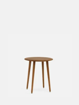 De Salontafel 50 x 50 CM Rond is een kleine, ronde houten bijzettafel met vier slanke poten en een glad tafelblad, afgebeeld tegen een effen witte achtergrond.