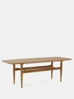 De Salontafel 50 x 47 CM is een mid-century moderne houten salontafel met een langwerpig rechthoekig blad, taps toelopende poten en een onderblad met latten, tegen een effen witte achtergrond.