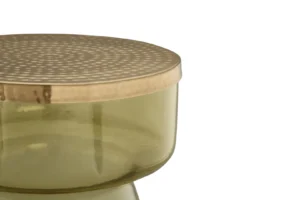 Een close-up van de Bijzettafel Groen, met een groen glazen ontwerp en een rond deksel met goudkleurige metalen structuur, tegen een witte achtergrond.