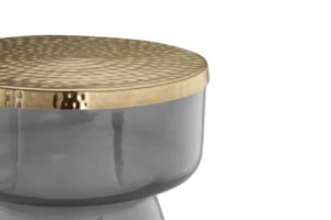 Een close-up van de Bijzettafel Grijs, Goud Rond Ijzer met een glanzend, goudkleurig blad en een glad, glanzend grijs onderstel tegen een witte achtergrond.