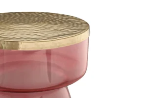 Een close-up van de Bijzettafel Goud, Roze Ijzer Compact, met een ronde vorm met een gestructureerd goudmetallic deksel en een doorschijnend roze basis, tegen een effen witte achtergrond.