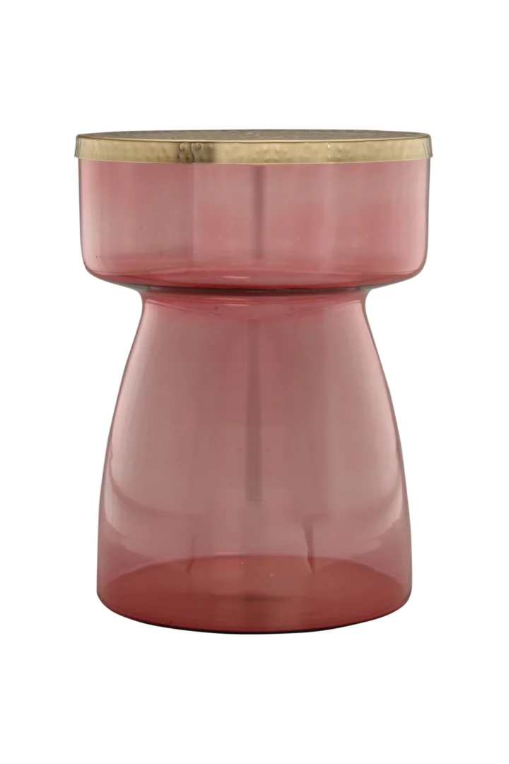 De Bijzettafel Goud, Roze Ijzer Compact is een moderne, zandlopervormige bijzettafel van roze getint ijzer met een plat, rond blad dat wordt geaccentueerd door een gouden metalen rand, tegen een witte achtergrond.