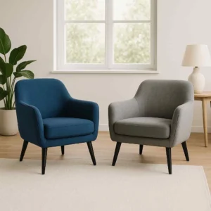 Twee moderne fauteuils, blauw en grijs, voor een raam. Is een harde of zachte stoel beter tegen rugpijn?