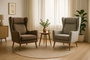 Twee fauteuils, een harde en een zachte, naast een klein tafeltje op een rond vloerkleed.