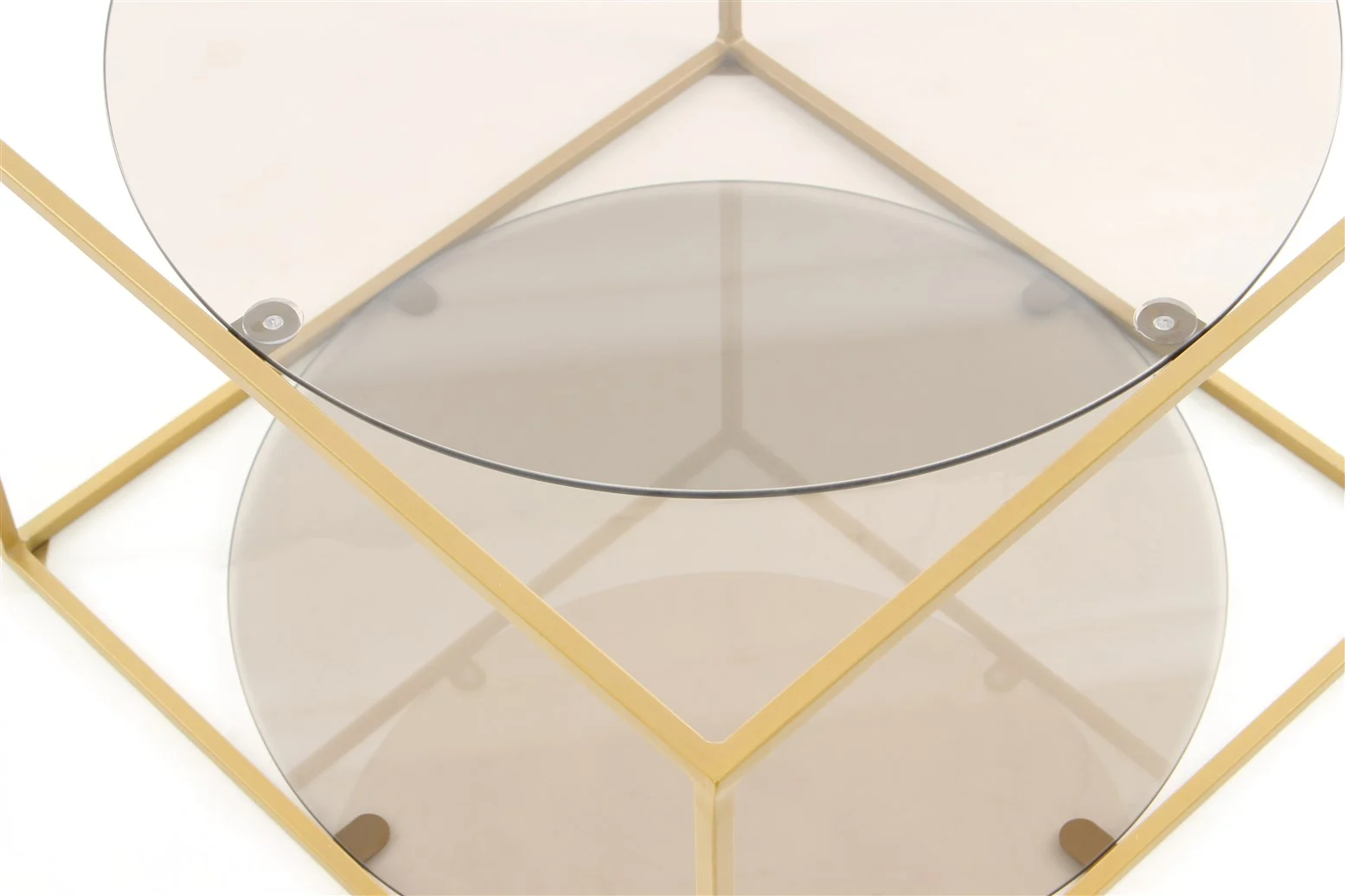 Een close-up van de Bijzettafel Grijs, Goud Rond Metaal, een moderne bijzettafel met een goud metalen frame en twee ronde, getinte glazen planken in verschillende hoogtes en hoeken.