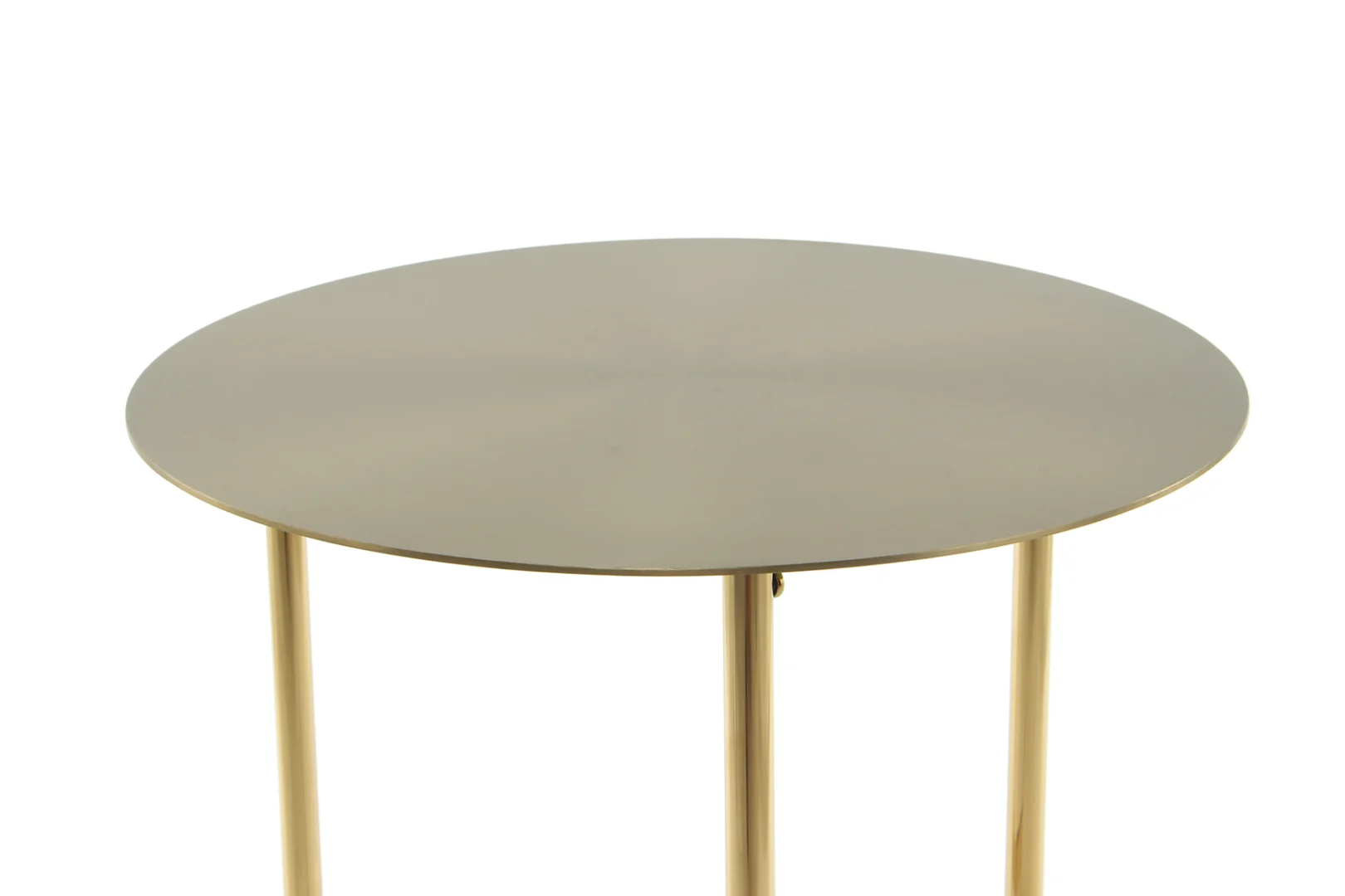 De Bijzettafel Goud Rond Staal Compact is een ronde, metallic gouden bijzettafel met een glad tafelblad en slanke gouden poten tegen een effen witte achtergrond.