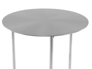 De Bijzettafel Zilver Rond Staal is een moderne ronde metalen bijzettafel met een glad, plat zilveren blad en slanke, glanzend zilveren poten, tegen een witte achtergrond.