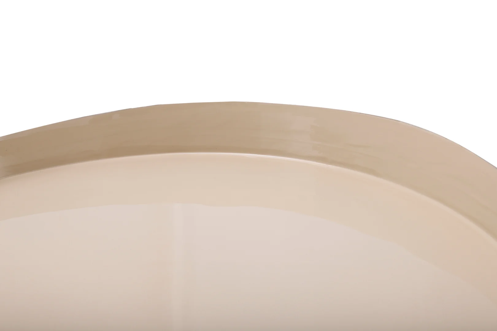 Close-up van de rand van de Bijzettafel Ivoor Rond Ijzer Design, een lichtbeige ronde ijzeren bijzettafel, tegen een effen witte achtergrond.