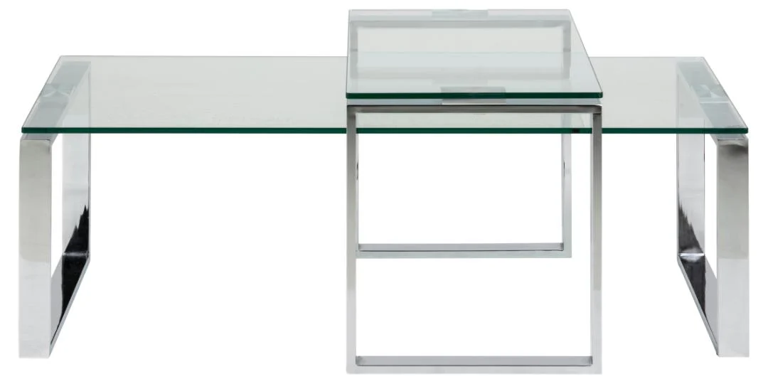 De Salontafel Transparant Rechthoek Glas is een moderne glazen salontafel met verchroomde metalen poten en een in elkaar geschoven bijzettafel. Het heldere rechthoekige ontwerp heeft glanzende, hoekige metalen frames voor een strakke uitstraling.