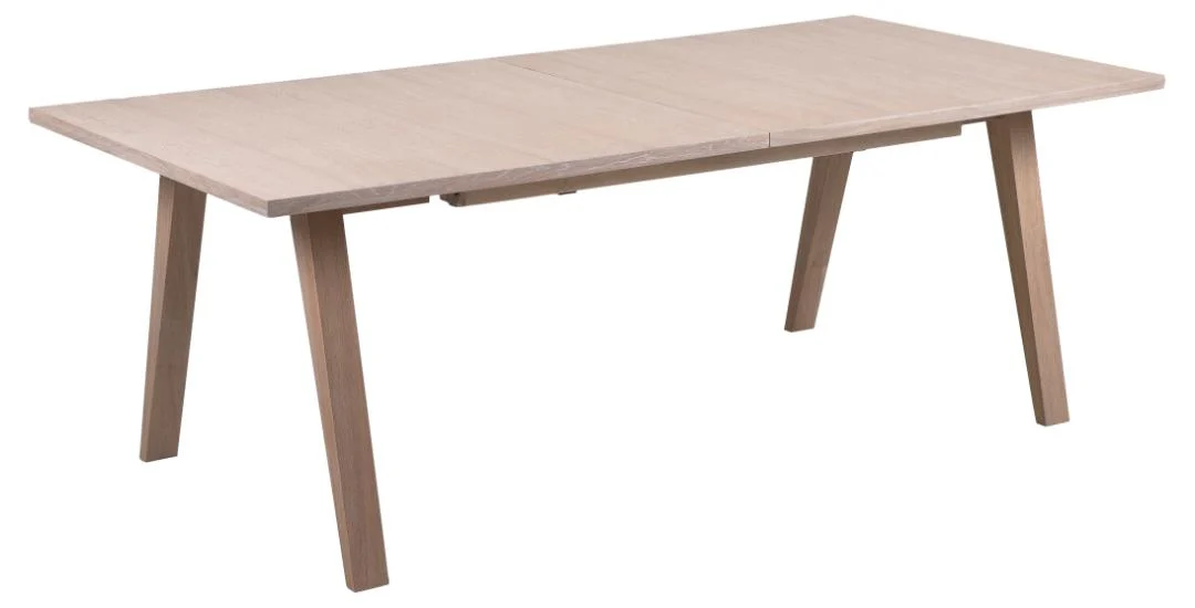 De Eettafel Nieuwe Sfeer 100 x 74 CM is een rechthoekige eiken eettafel met een lichte afwerking, vier schuine poten en een strak, minimalistisch ontwerp. De subtiele scheiding in het midden van het tafelblad suggereert dat het verlengd kan worden.