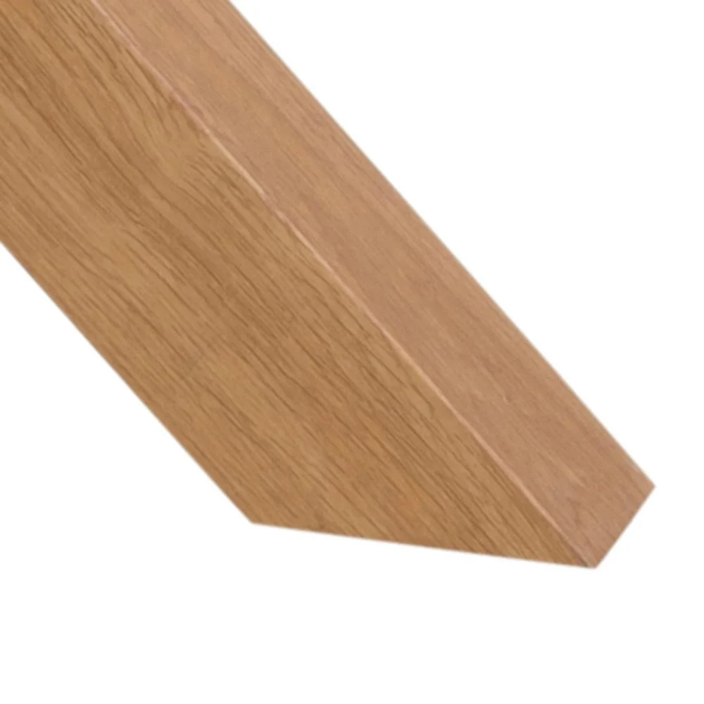 Een close-up van de Eettafel Nieuwe Sfeer 119 CM Rond Glas benadrukt het stevige stalen frame met een gladde afwerking, een toonbeeld van fijn vakmanschap en moderne design details.